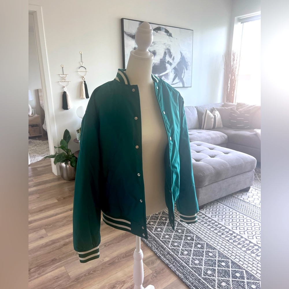 Aritzia stadium jacket in the best green, size small! Lined and perfect!